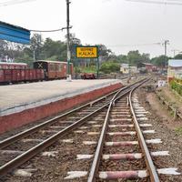 vista de las vías del tren de juguete desde el medio durante el día cerca de la estación de tren de kalka en india, vista de la vía del tren de juguete, cruce ferroviario indio, industria pesada foto