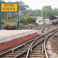 vista de las vías del tren de juguete desde el medio durante el día cerca de la estación de tren de kalka en india, vista de la vía del tren de juguete, cruce ferroviario indio, industria pesada foto