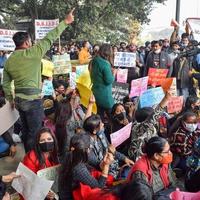 nueva delhi, india 25 de diciembre de 2021 - maestros invitados contractuales de delhi con carteles, banderas y graffitis protestando contra el gobierno de aap de delhi por hacer políticas, maestros invitados de delhi protestando