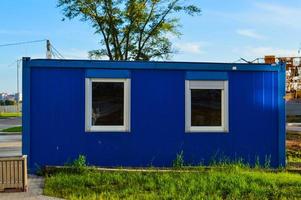 casa eléctrica con líneas eléctricas. casa de hormigón con aislamiento y aire acondicionado para escudos eléctricos. construir una sala técnica con ventanas para almacenar construcciones de creación de luz foto