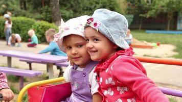 een groep van weinig meisjes en jongens Speel in de werf in zomer video