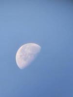 luna de la mañana en el cielo azul foto