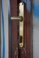 Tirador de puerta de metal retro en la casa de la puerta de madera foto