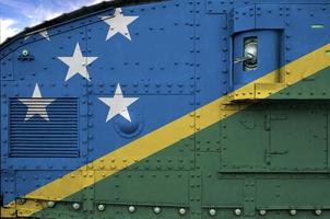 bandera de las islas salomón representada en la parte lateral del primer plano del tanque blindado militar. antecedentes conceptuales de las fuerzas armadas foto