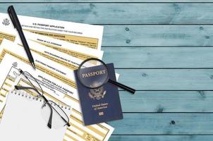 formulario del departamento de estado ds11 solicitud para un pasaporte estadounidense se encuentra en la mesa y listo para llenar. papeleo durante las operaciones con el concepto de pasaporte estadounidense foto