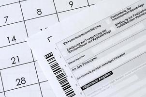el formulario de impuestos alemán se encuentra en el calendario de la oficina. concepto de pago de impuestos en alemania foto
