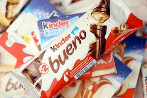 kharkiv, ucrania - 02 de mayo de 2021 muchos productos diferentes de la marca kinder fabricados por ferrero spa. kinder es una marca de productos de confitería del fabricante multinacional italiano ferrero foto