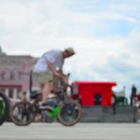 imagen desenfocada de mucha gente con bicicletas bmx. encuentro de aficionados a los deportes extremos foto