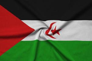 la bandera del sahara occidental está representada en una tela deportiva con muchos pliegues. bandera del equipo deportivo foto