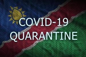 bandera de namibia e inscripción de cuarentena covid-19. coronavirus o virus 2019-ncov foto