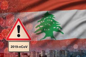 bandera de líbano y señal de alerta de coronavirus 2019-ncov. concepto de alta probabilidad de un nuevo brote de coronavirus a través de turistas que viajan foto