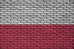 la bandera de polonia está pintada en una pared de ladrillo vieja foto