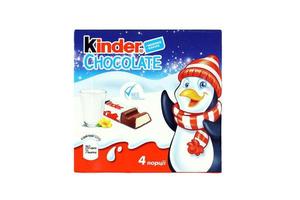 kharkov, ucrania - 8 de diciembre de 2020 dedos de chocolate de la marca kinder fabricados por ferrero spa. kinder es una línea de marca de productos de confitería del fabricante multinacional ferrero foto