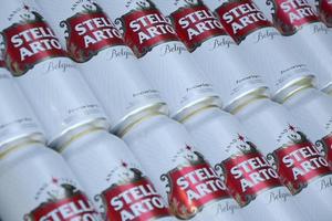 kharkiv, ucrania - 02 de mayo de 2021 muchas latas de cerveza stella artois al aire libre. stella artois es la cerveza belga más famosa del mundo propiedad de ab inbev foto
