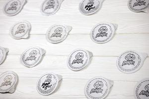 kharkiv, ucrania - 02 de mayo de 2021 logotipo de pringles sobre membranas de papel sobre mesa de madera blanca. pringles es una marca de papas fritas propiedad de la compañía kellogg foto