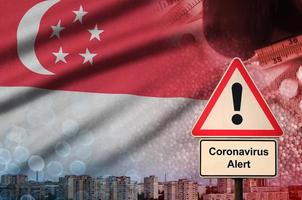 bandera de singapur y señal de alerta de coronavirus 2019-ncov. concepto de alta probabilidad de un nuevo brote de coronavirus a través de turistas que viajan foto