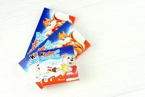 kharkiv, ucrania - 02 de mayo de 2021 barras de chocolate más pequeñas en envoltorios de papel hechas por ferrero spa. kinder es una marca de productos de confitería del fabricante multinacional italiano ferrero foto