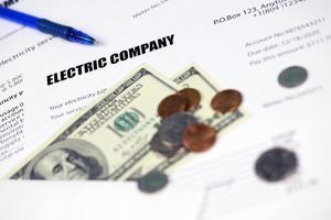 factura de electricidad americana abstracta. concepto de ahorro de dinero mediante el uso de bombillas LED de ahorro de energía y pago de facturas eléctricas foto