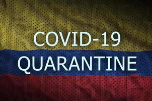 bandera de colombia e inscripción de cuarentena covid-19. coronavirus o virus 2019-ncov foto