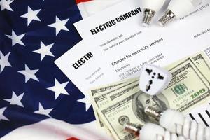 factura de electricidad americana abstracta. concepto de ahorro de dinero mediante el uso de bombillas LED de ahorro de energía y pago de facturas eléctricas foto