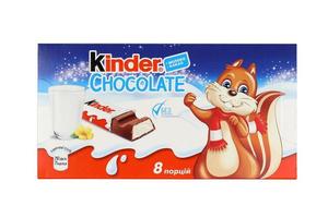 kharkov, ucrania - 8 de diciembre de 2020 dedos de chocolate de la marca kinder fabricados por ferrero spa. kinder es una línea de marca de productos de confitería del fabricante multinacional ferrero foto