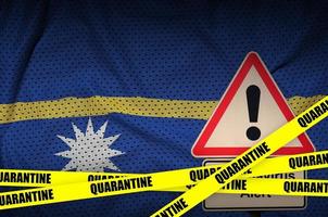 bandera de nauru y cinta amarilla de cuarentena covid-19. coronavirus o virus 2019-ncov foto