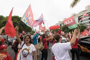 brasilia, brasil, 23 de octubre de 2020 partidario del ex presidente lula de brasil, sale a las calles en apoyo de su candidato para las próximas elecciones foto