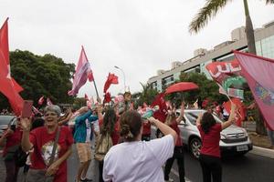 brasilia, brasil, 23 de octubre de 2020 partidario del ex presidente lula de brasil, sale a las calles en apoyo de su candidato para las próximas elecciones foto