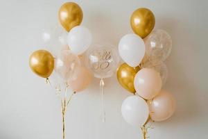 Festive helium balloons in gold and white for the 30th anniversary photo