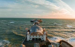 vista aérea del muelle del palacio de brighton, con el paseo marítimo detrás. foto