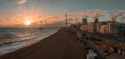 hermosa vista a la playa de Brighton. puesta de sol mágica y clima tormentoso en brighton foto