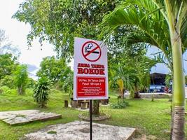 letreros de no fumar en lugares públicos, como hospitales, aeropuertos foto