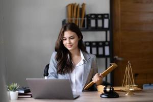 mujer abogada asiática que trabaja con una computadora portátil en una oficina de abogados. concepto de servicio legal y legal.