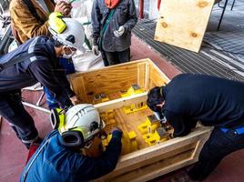 el técnico revisando el equipo del instrumento ra en la caja de transporte foto