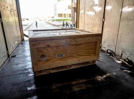 etiqueta de radiación al lado de la caja de madera de transporte escriba un paquete en el camión foto