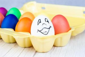 huevos de pascua sobre un fondo blanco de madera foto