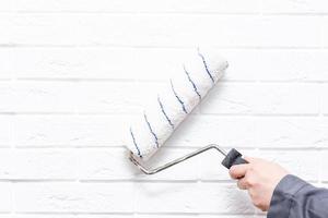 trabajador pinta la pared blanca cojín blanco foto