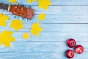 guitarra y hojas de otoño. foto