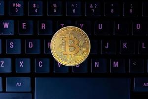 bitcoin dorado en el teclado. foto