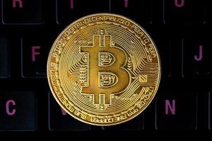 bitcoin dorado en el teclado. foto