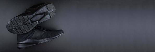 zapatillas de deporte sobre fondo negro foto