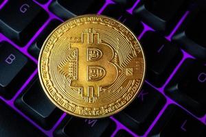 bitcoin dorado en el teclado foto