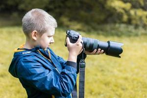 el chico con la camara foto