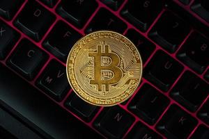 bitcoin dorado en el teclado. foto