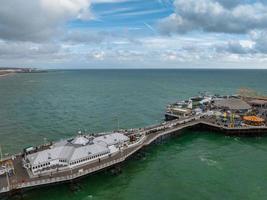 vista aérea del muelle del palacio de brighton, con el paseo marítimo detrás. foto