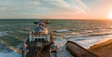 vista aérea del muelle del palacio de brighton, con el paseo marítimo detrás. foto