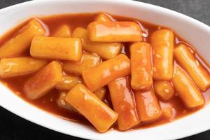 pastel de arroz coreano frito tteokbokki, tteokbokki picante, comida de estilo coreano. foto