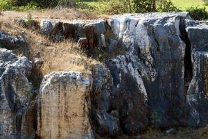 textura de piedras grandes y rocas de montaña. foto