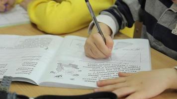 cuaderno de pluma de escritura a mano humana video