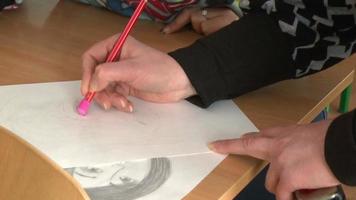 pluma de escritura a mano humana en el cuaderno video